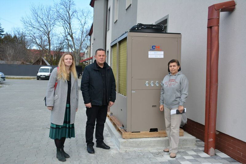 Mitarbeiter der Verwaltung von Nadwirna vor der Wärmepumpe