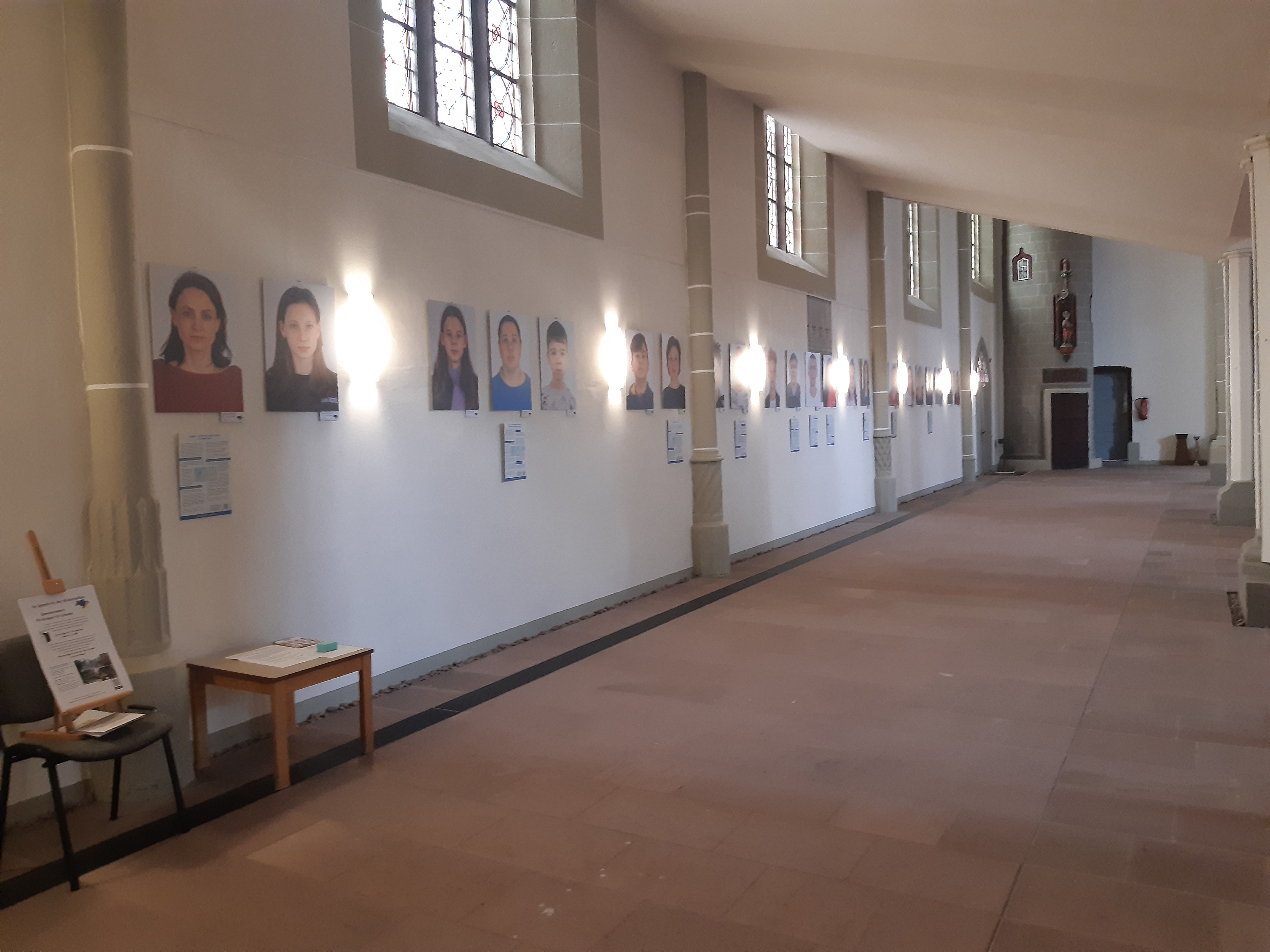 Benefitskonzert am 03.10.2024: Nordwand der St. Sixti Kirche mit der Fotoausstellung „Gesichter der Ukraine“