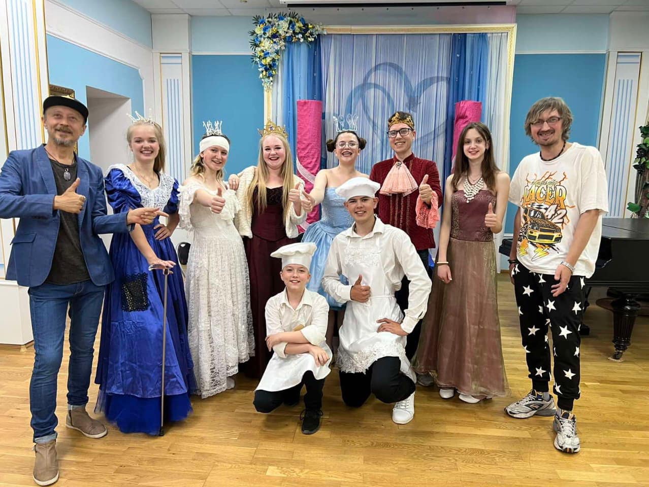 Gruppenbild mit Kostümen: Eine Gruppe des Theaters "Himmelsgeschenk" in Mykolajiw, welches wir finanziell unterstützen konnten.