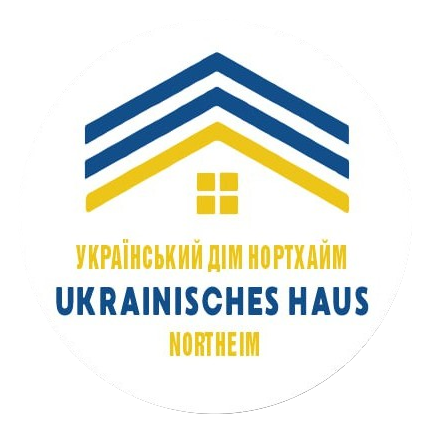 Unser Logo: Ein Dach aus den Farben blau und gelb mit einen gelben Fenster darunter. Darunter steht auf Deutsch und Ukrainisch: Ukrainisches Haus Northeim